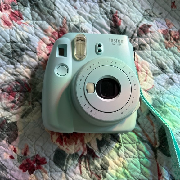 Ice Blue Instax Mini 9 - Picture 1 of 2
